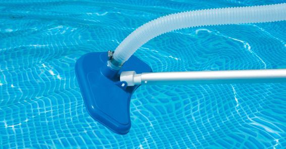 Se está utilizando una aspiradora para limpiar una piscina.