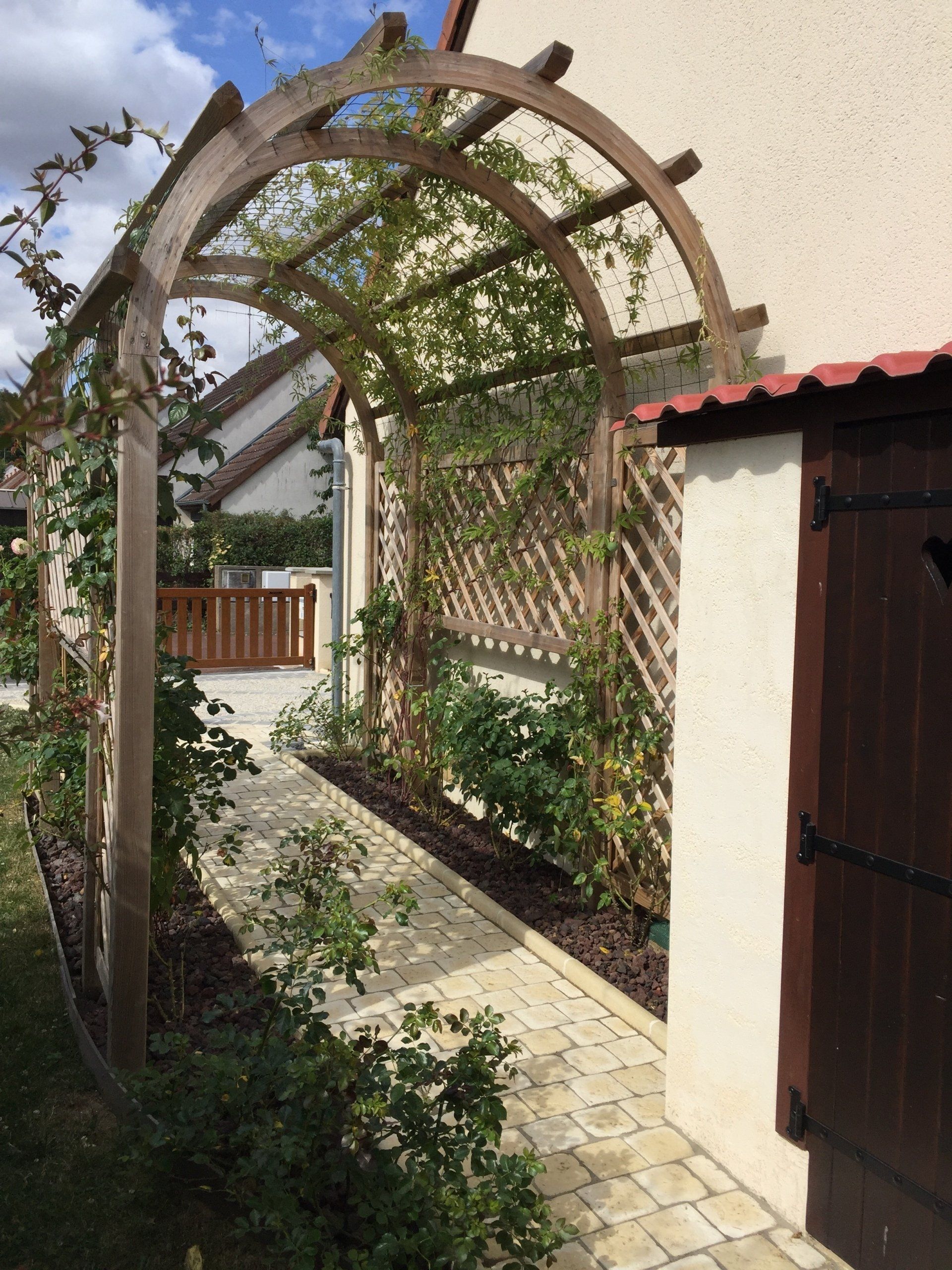 Arche en bois dans une cour