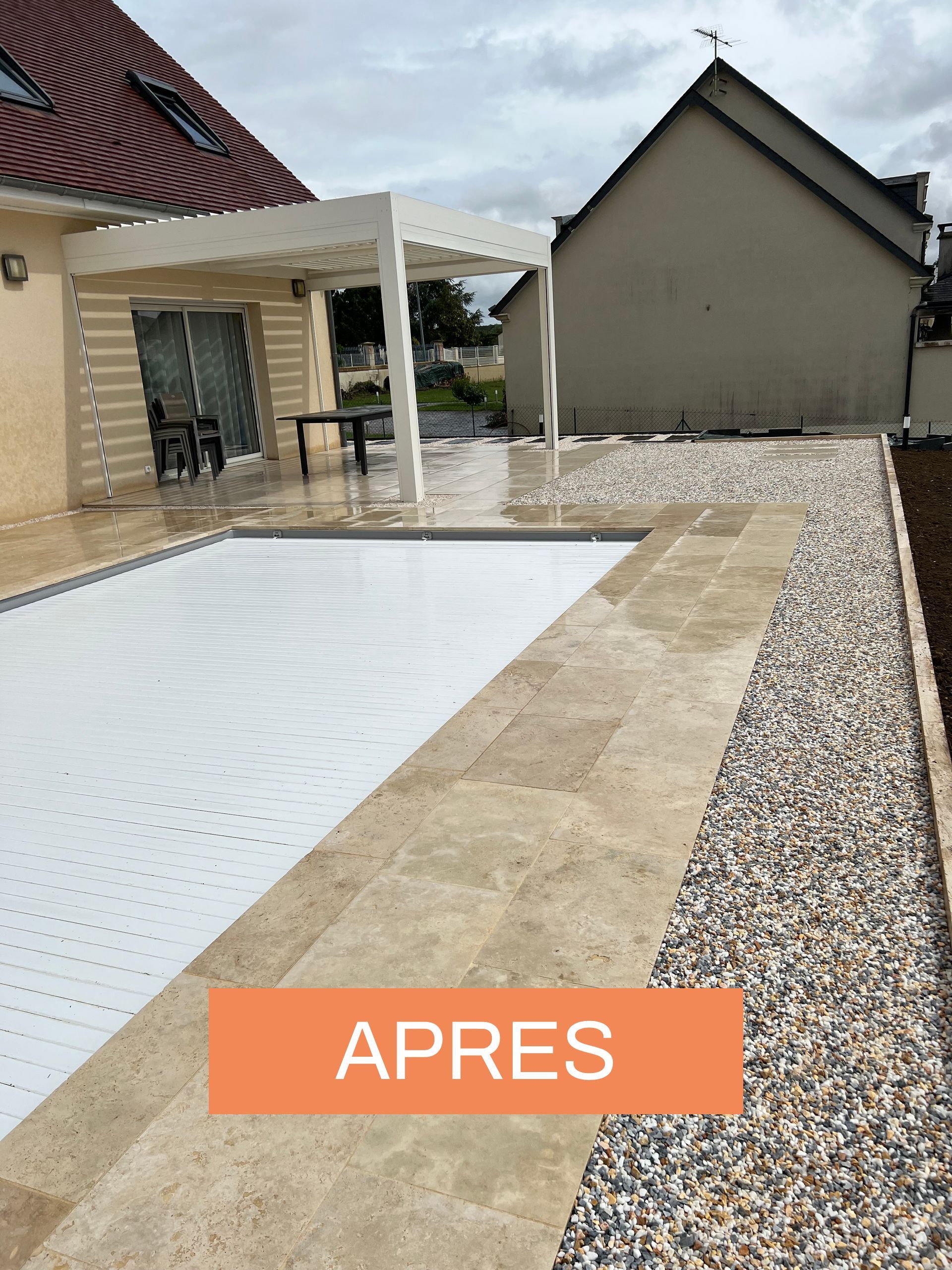 Devanture de maison avec piscine et pergola