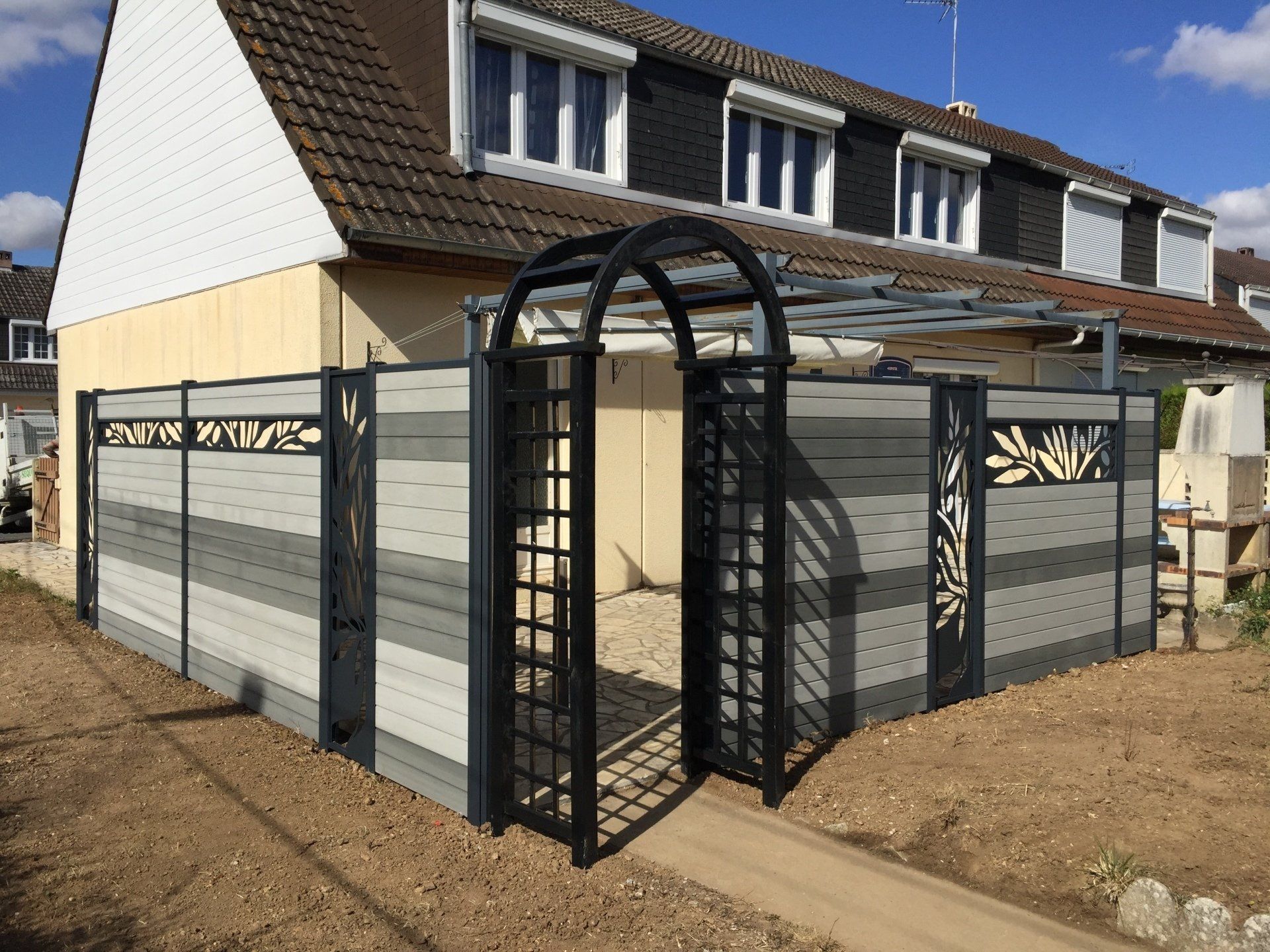 Aménagement extérieur avec arceaux d'accueil