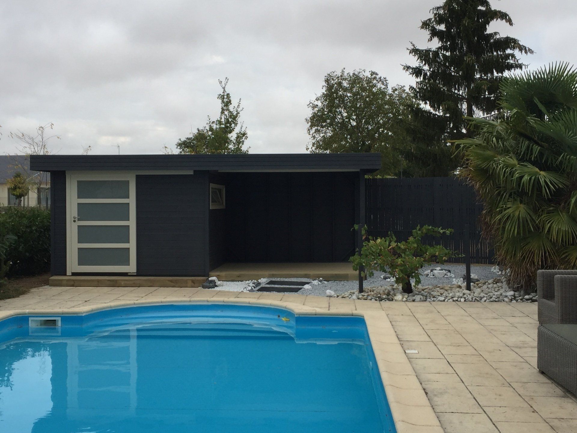 Abri de jardin et piscine