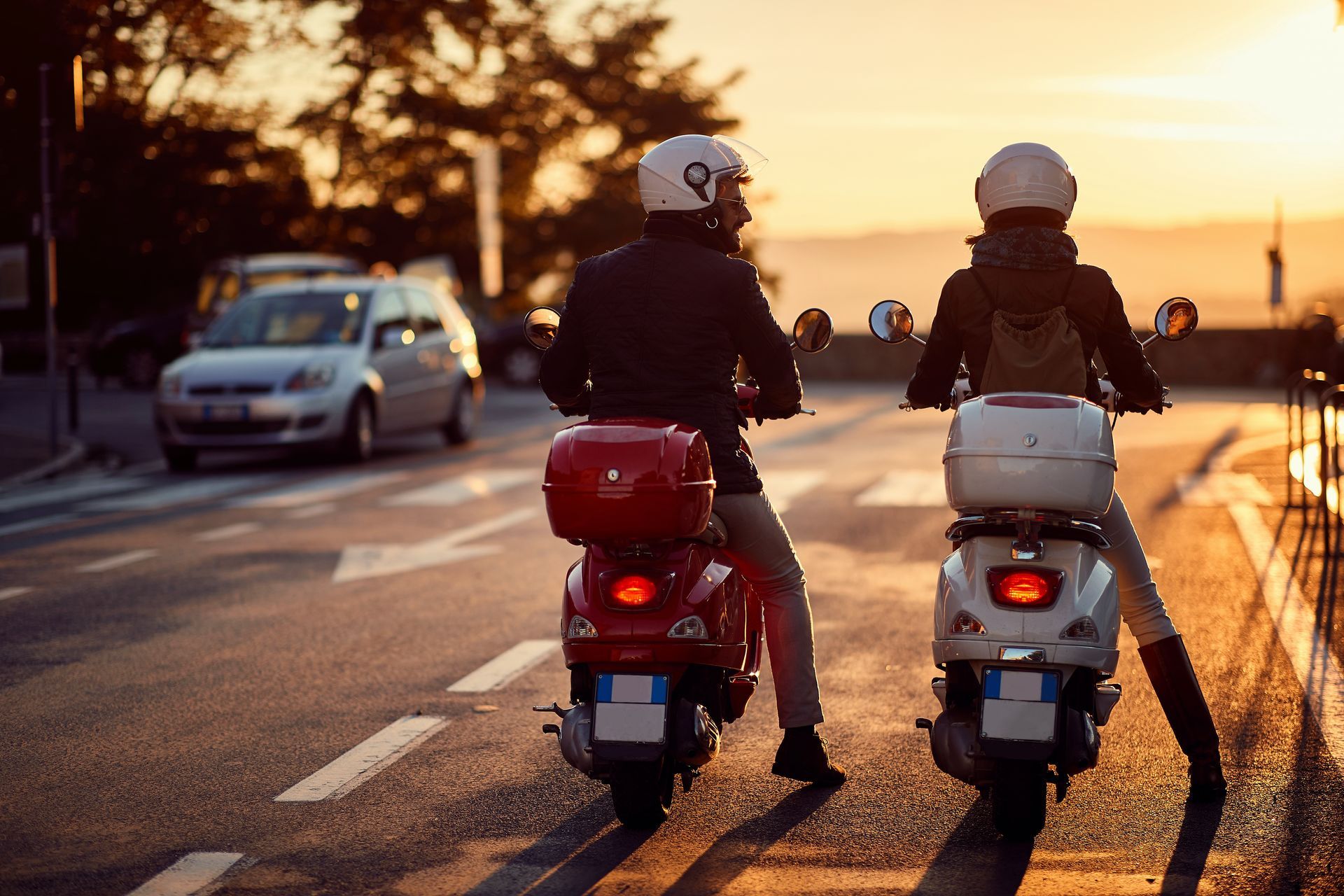 Deux scooters sur la route
