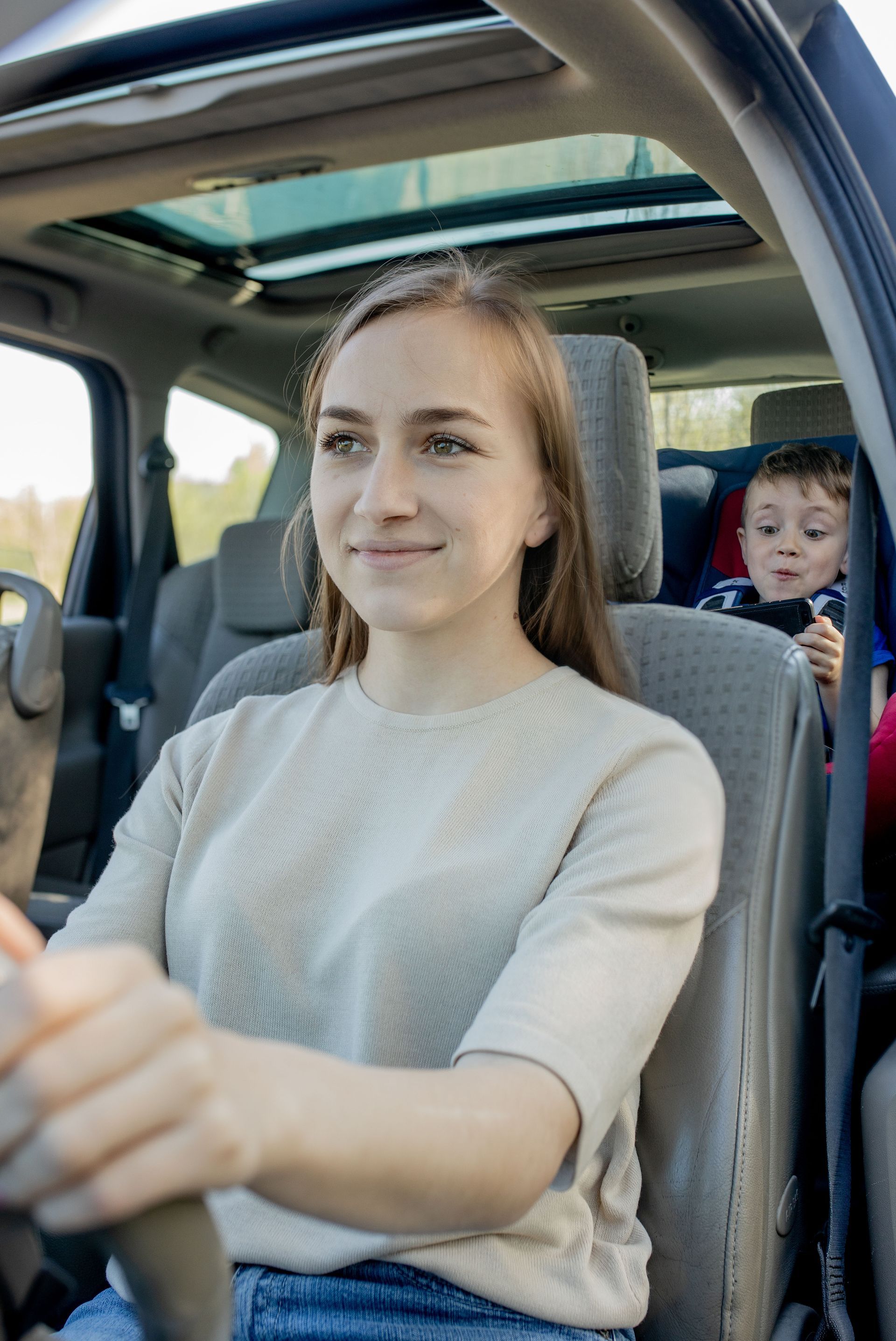 Jeune femme au volant