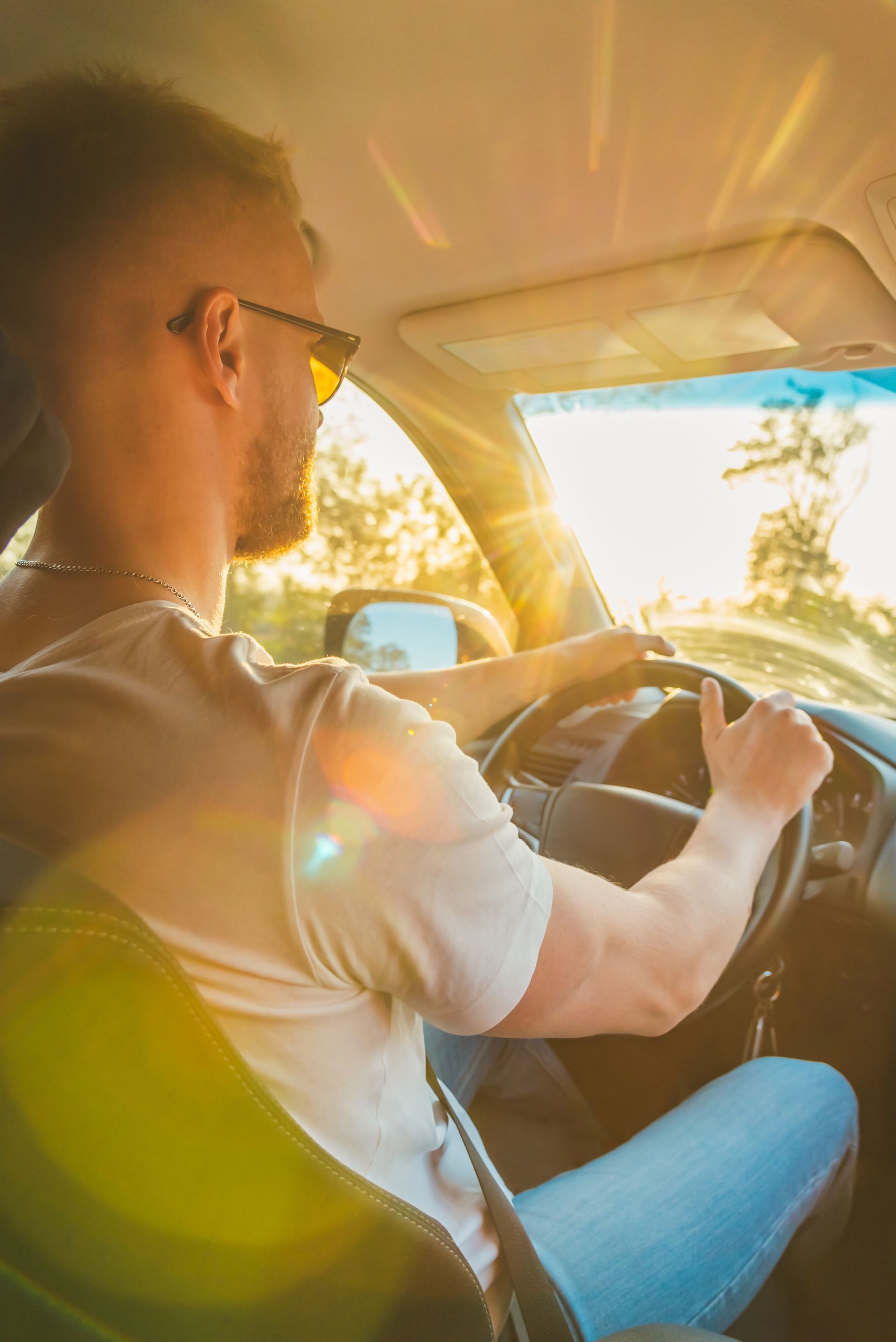 Jeune homme au volant