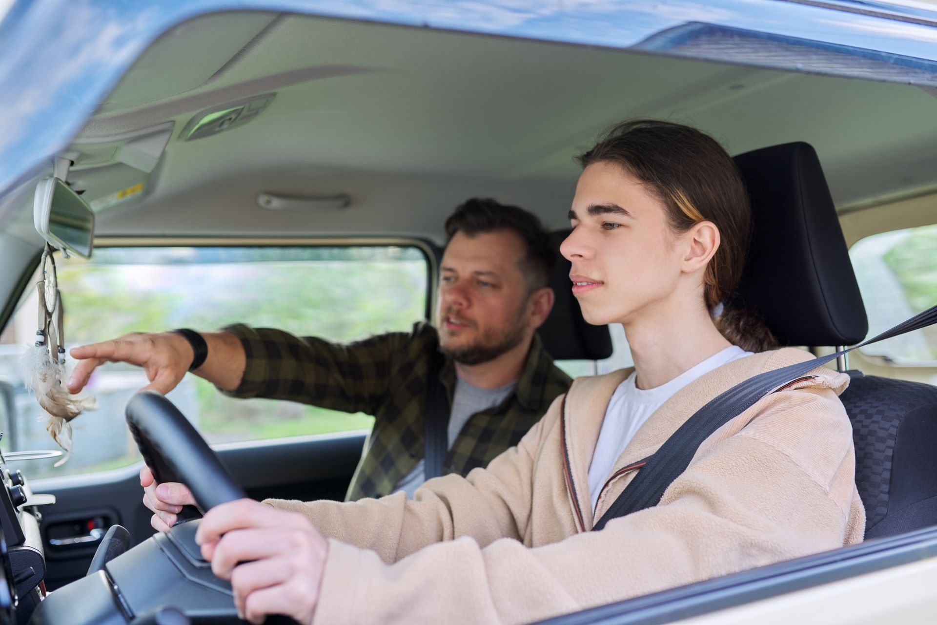 Jeune homme au volant avec son père