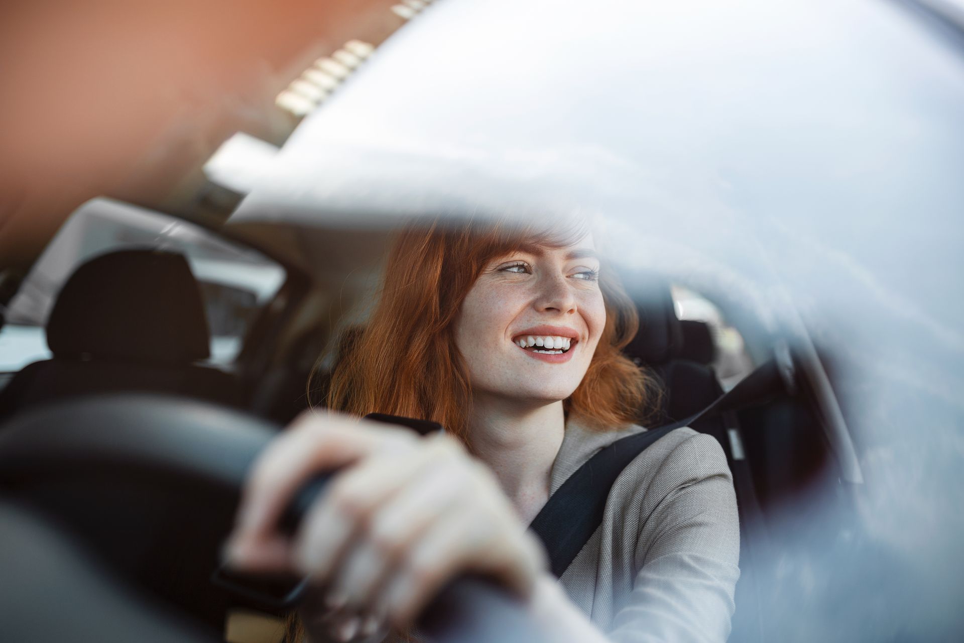 Jeune femme au volant d'une voiture