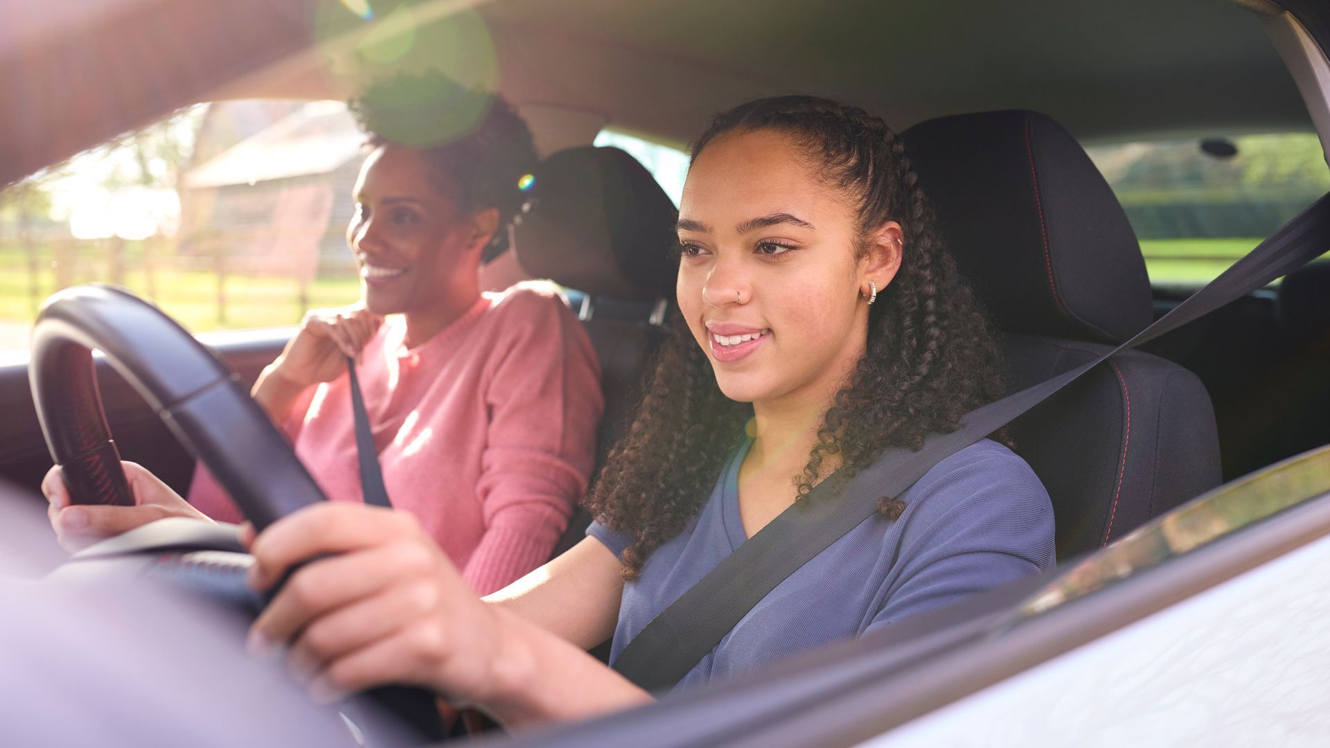 Jeune fille et sa mère dans une voiture
