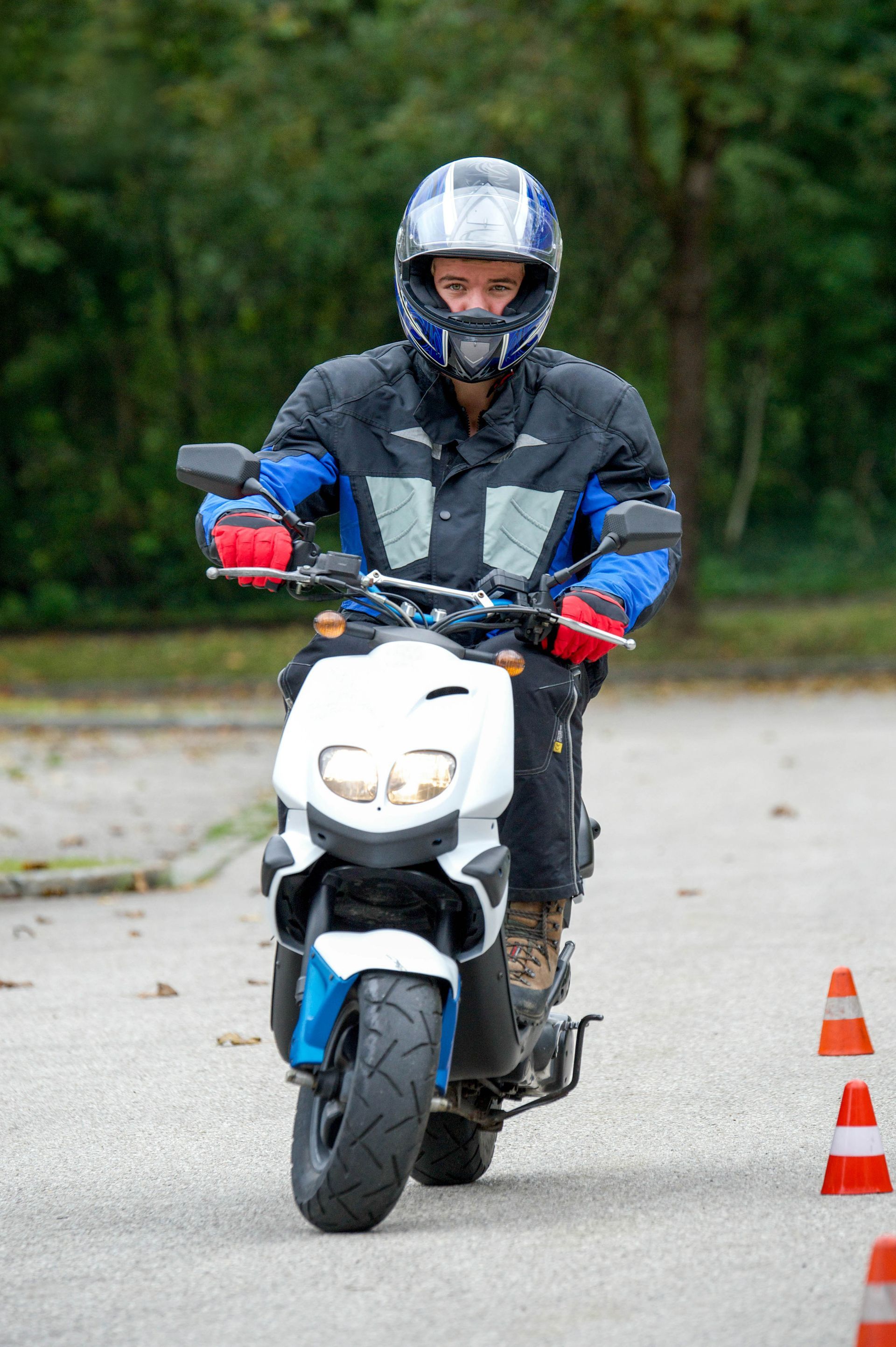 Jeune homme sur un scooter