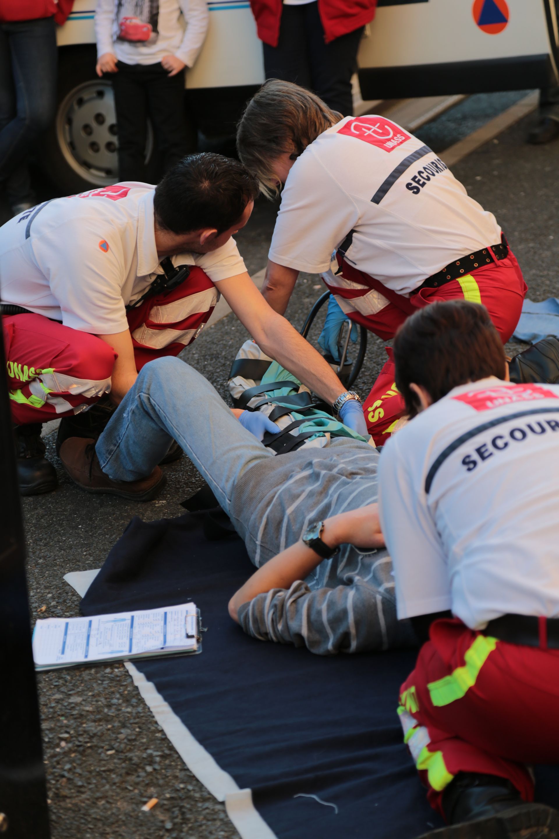 Secouristes mettant une attelle à un blessé
