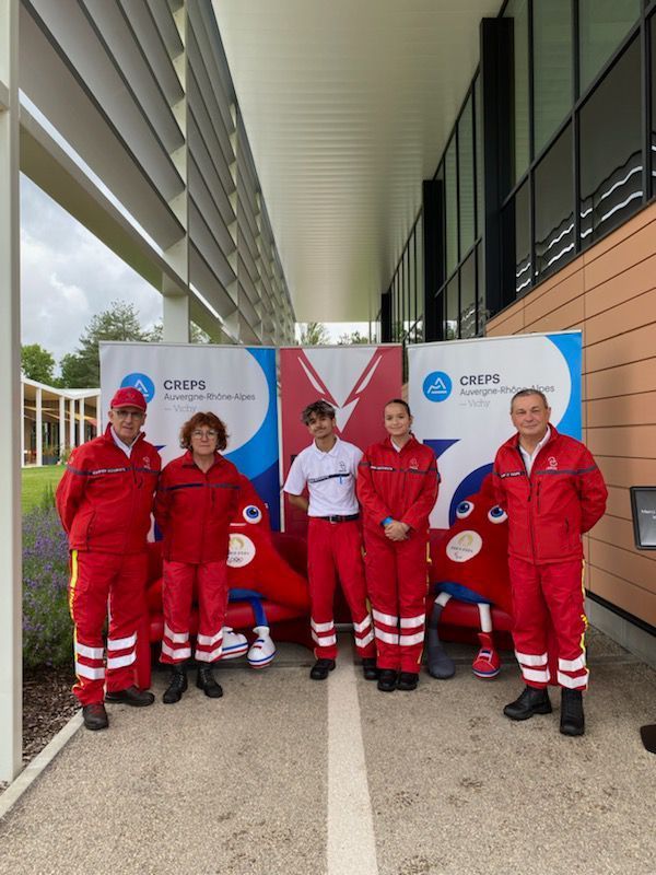 5 secouristes en tenue rouge