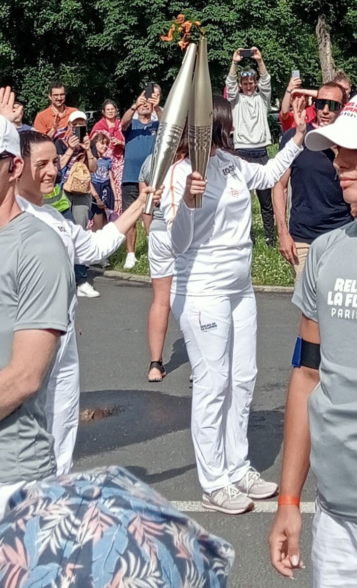 Deux femmes en blanc tenant les flammes olympique