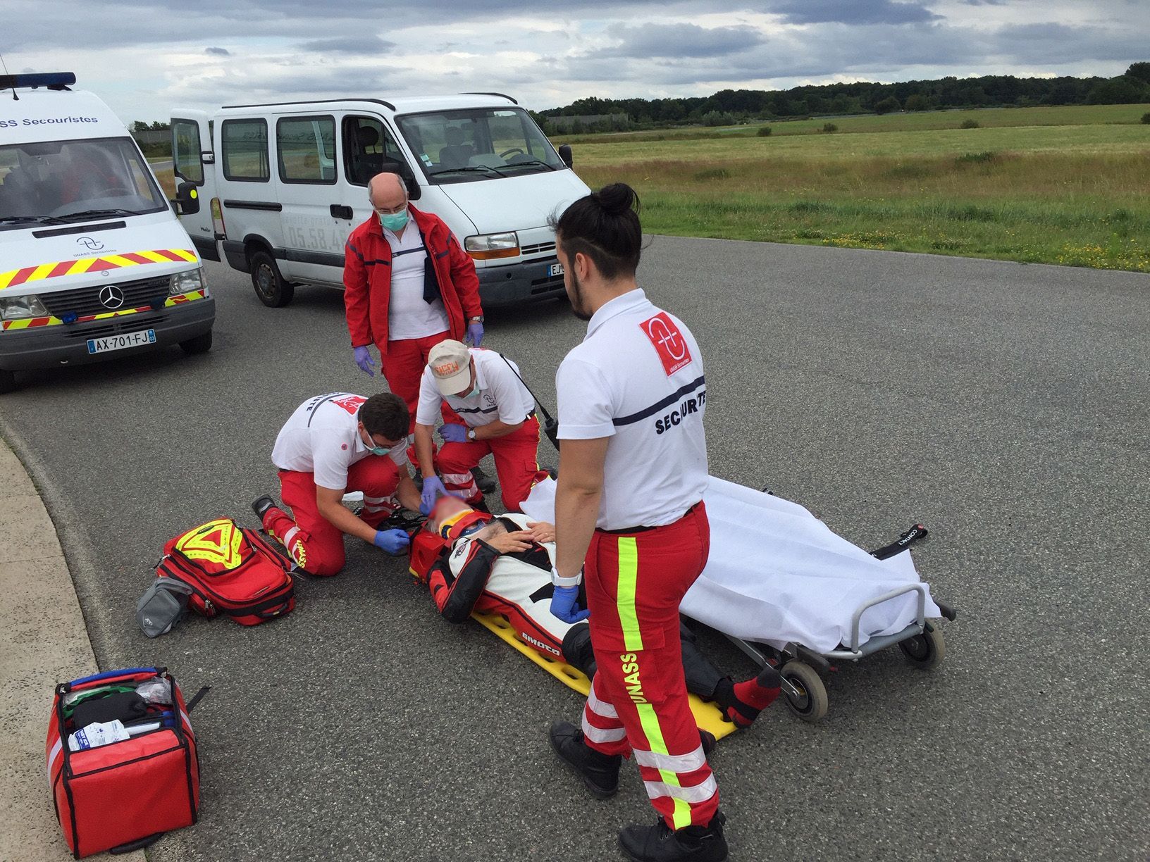Secouristes mettant un mannequin sur une civière