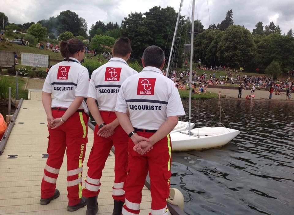 Secouristes près d'un lac