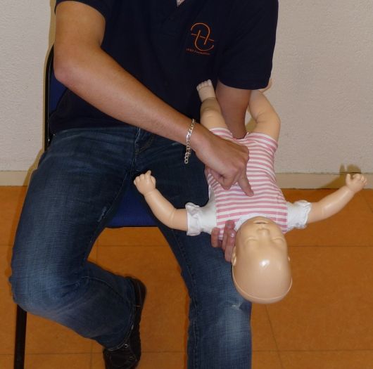 Réalisation de la méthode Heimlich sur un poupon