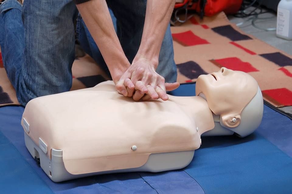 Personne en train de faire un massage cardiaque à un mannequin