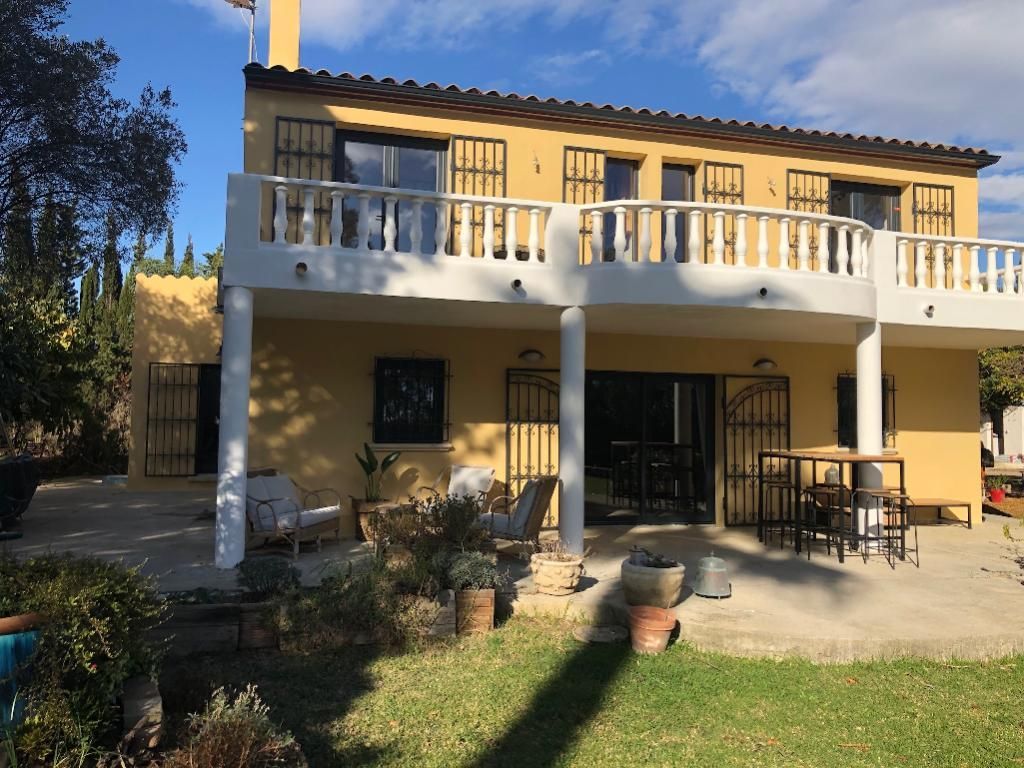 Une maison à deux étages aux murs jaunes