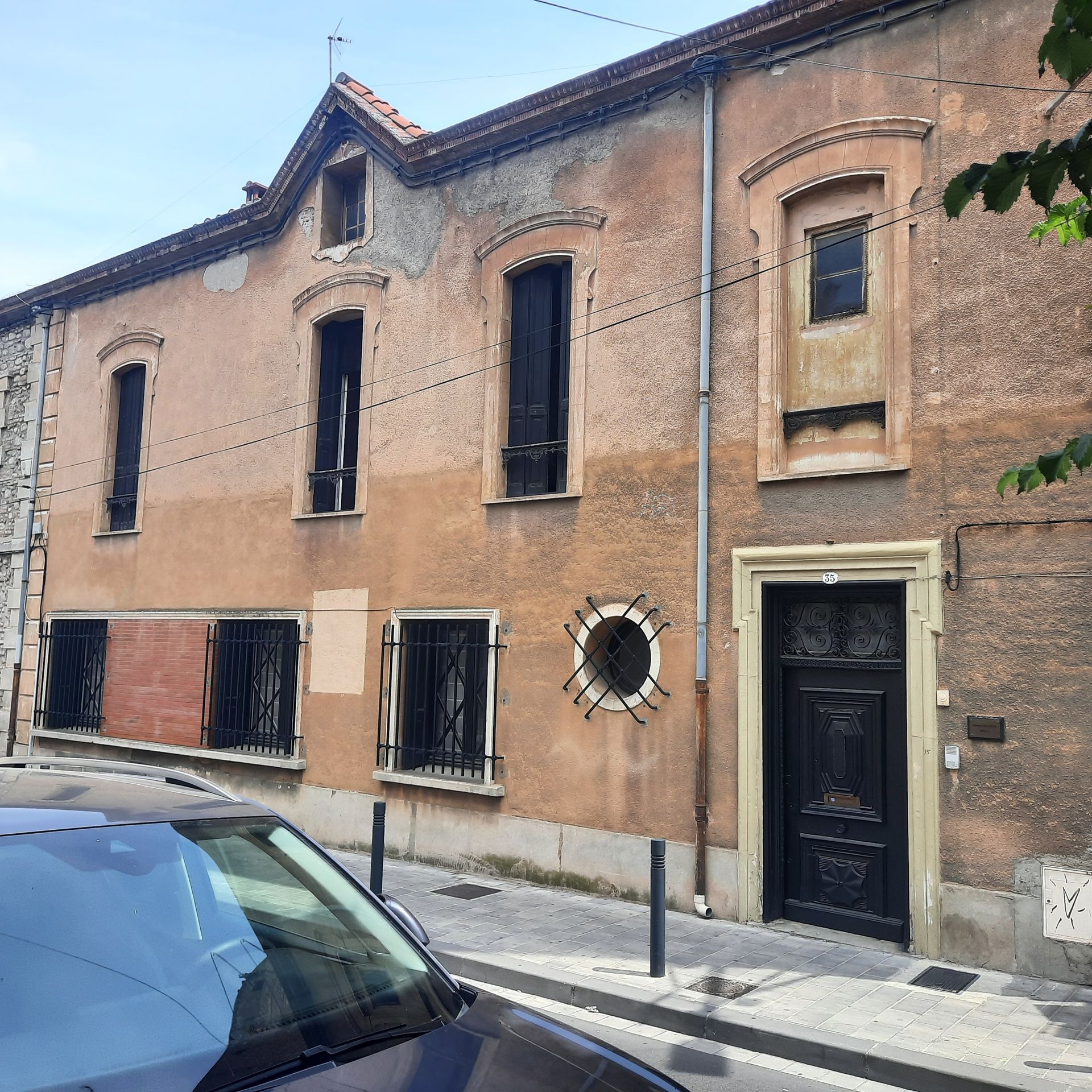 Façade d'une vieille maison de ville en briques couleur pêche