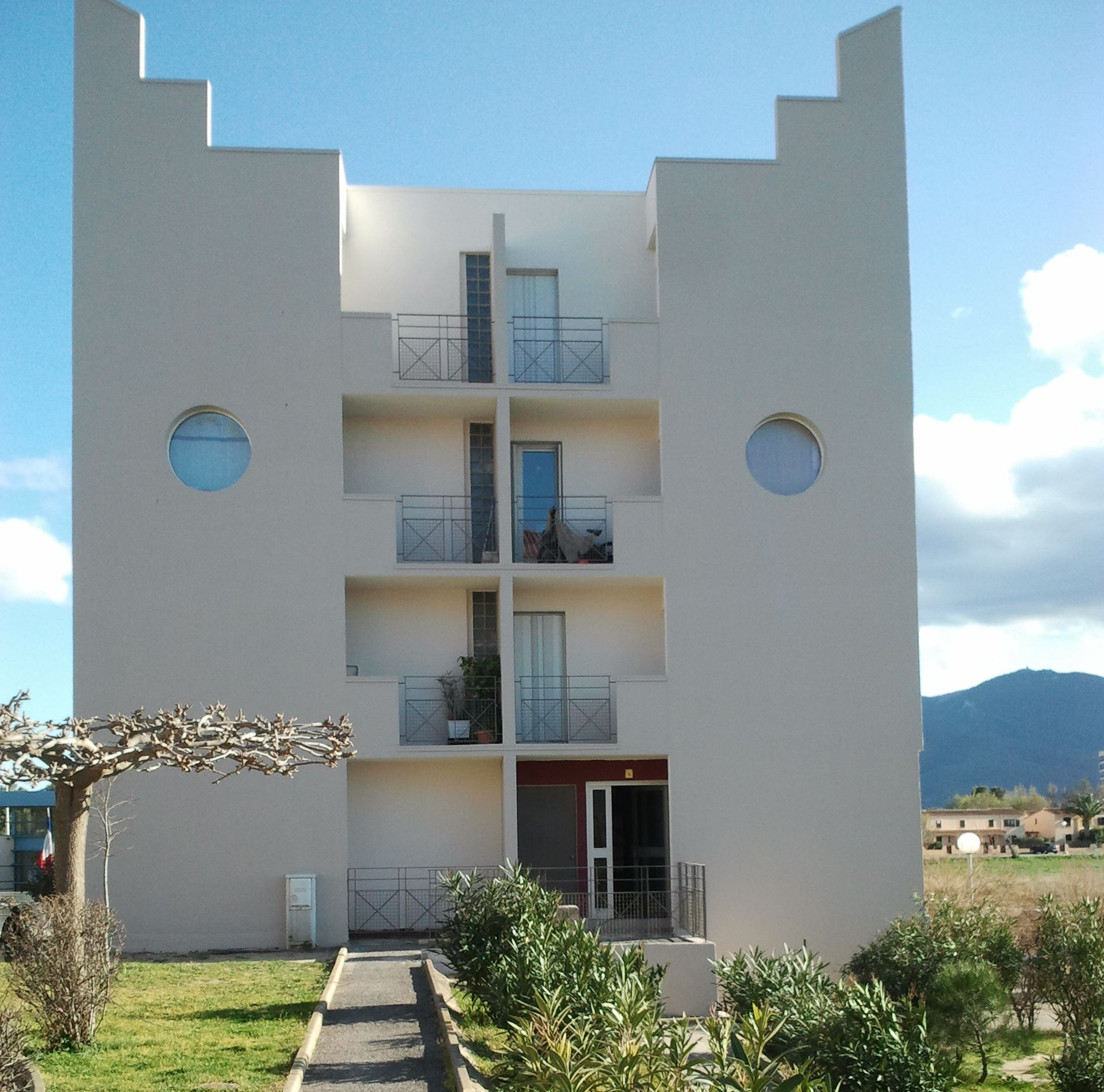 Un immeuble d'appartements moderne
