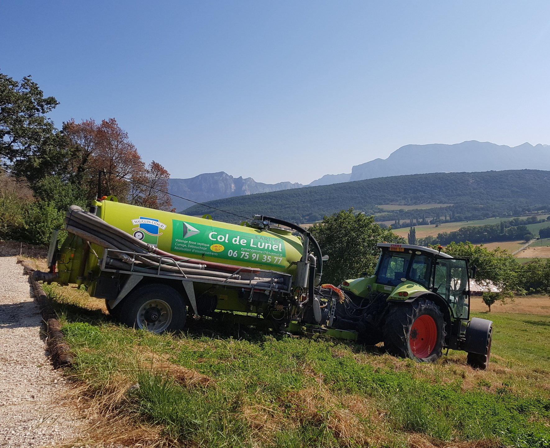 Tracteur avec remorque de vidange