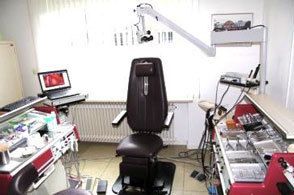 Eine HNO-Praxis mit einem Stuhl und einem Computer.