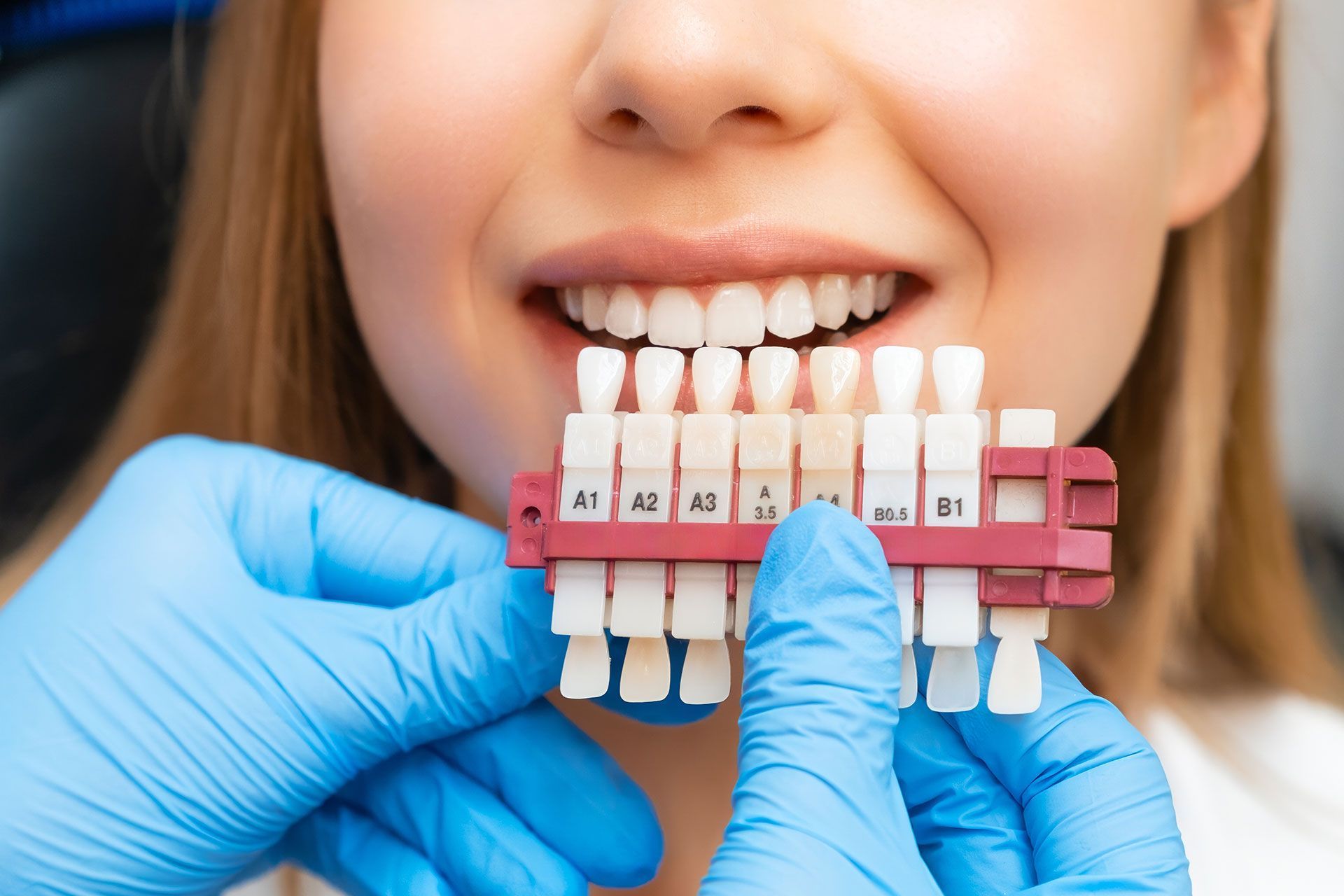 Eine Frau lässt ihre Zähne von einem Zahnarzt untersuchen.