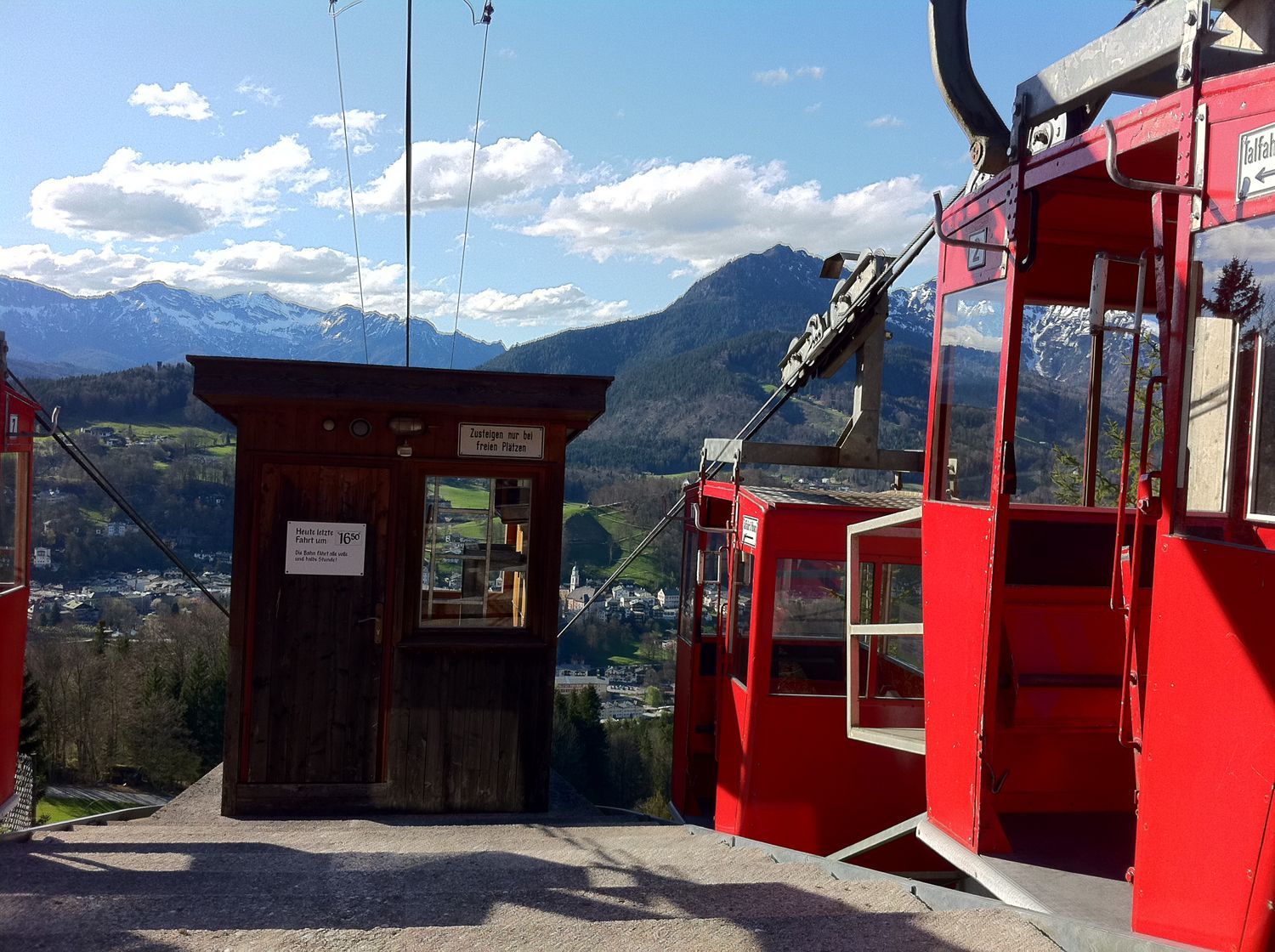 Rote Skiliftstation mit Bergblick und schneebedeckten Gipfeln im Hintergrund