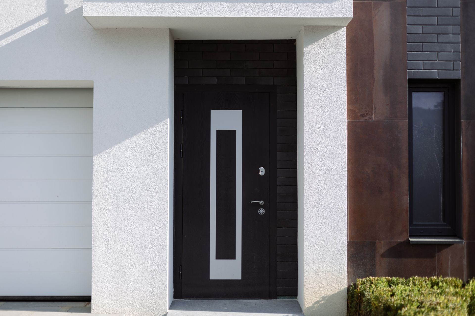 Porte blindée fermée vue de l'extérieur d'une maison