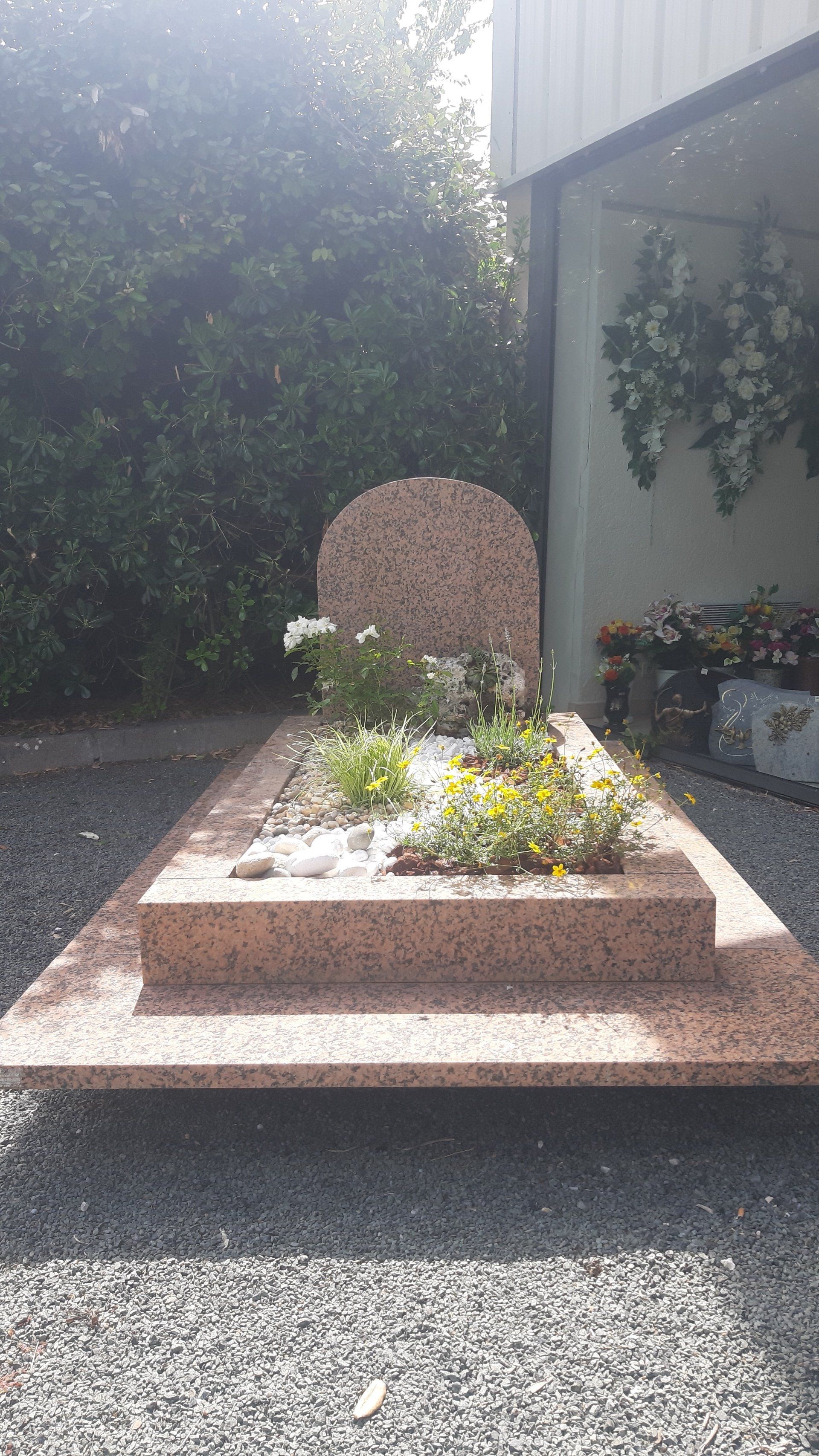 Jardinet intégré dans le coffret de la sépulture