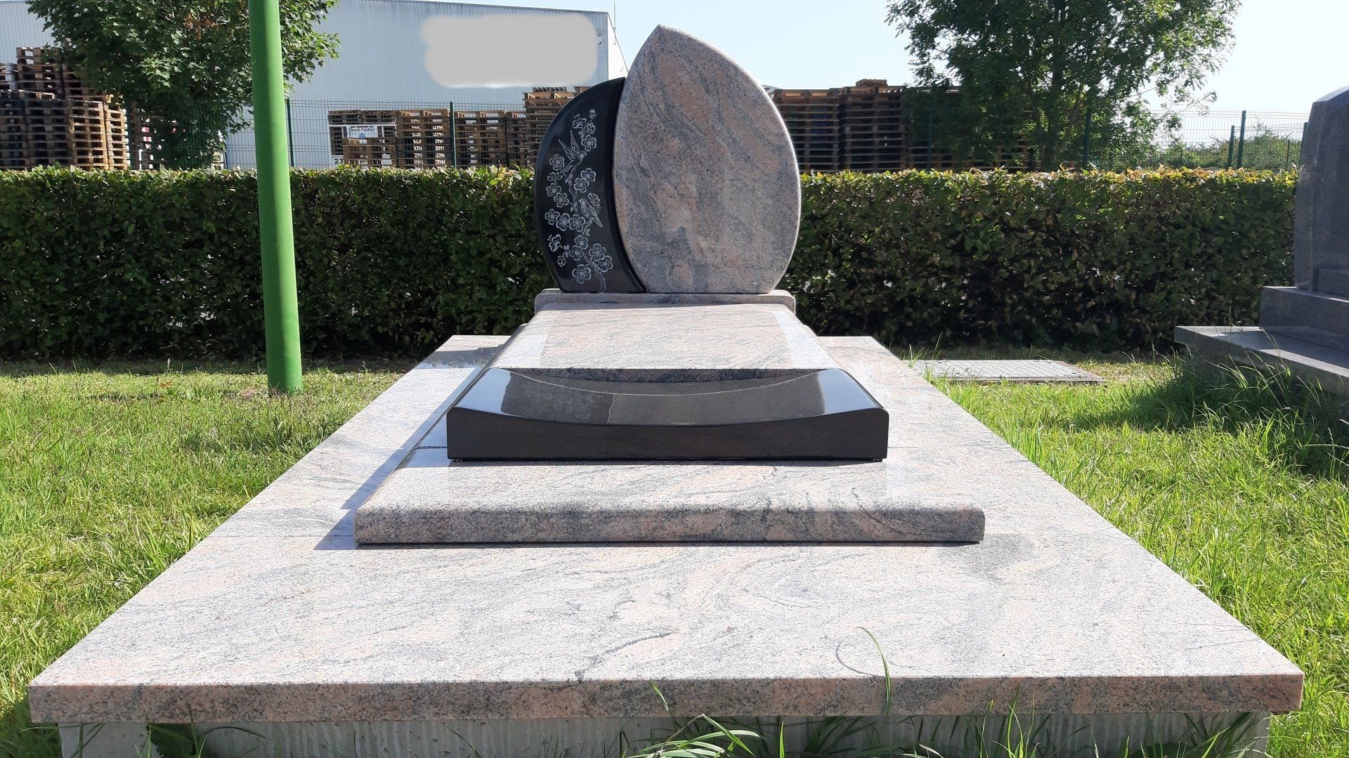 Pierre tombale en marbre avec des formes de feuille