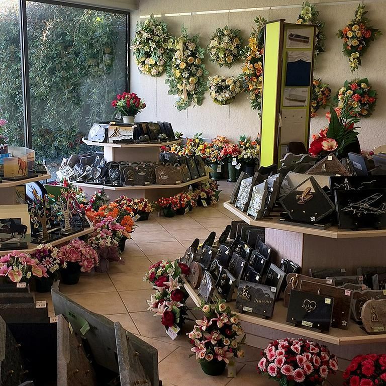 Photo des présentoirs de l'agence Pompes Funèbres Lotte-Baudouin