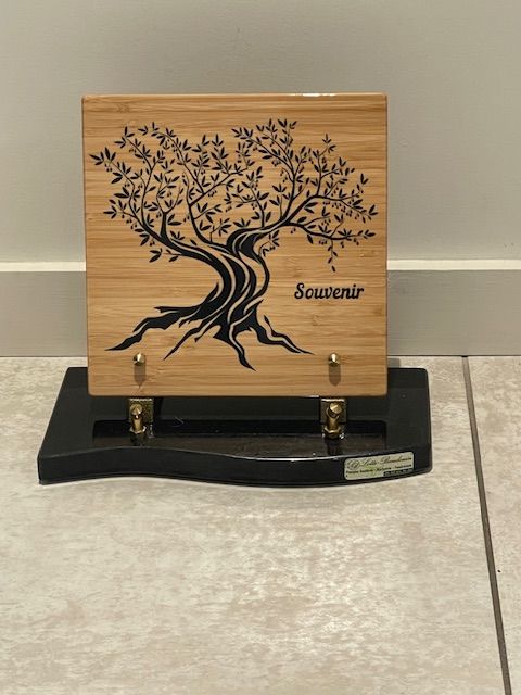 Arbre du souvenir reproduit sur plaque en bois