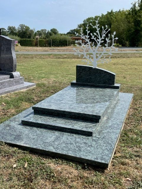 Pierre tombale avec sculpture en fer