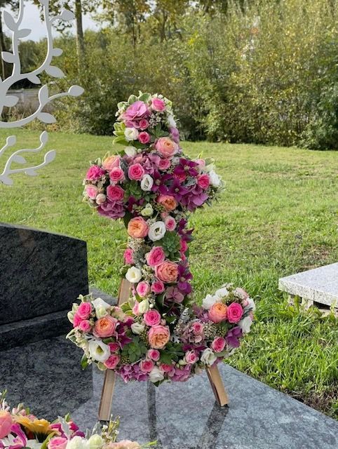 Compositions florales en forme d'ancre avec roses blanches, roses, et orange