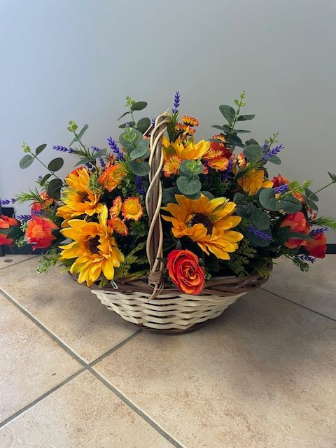 Panier de fleurs oranges, rouges et violettes