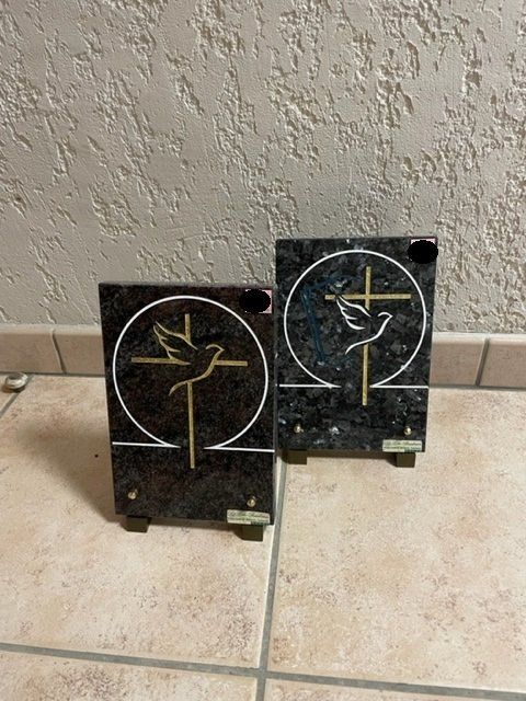 Deux plaques avec colombe gravée