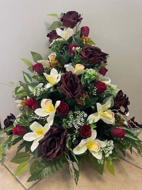 Bouquet de fleurs bordeaux, rouges et blanches en forme de sapin