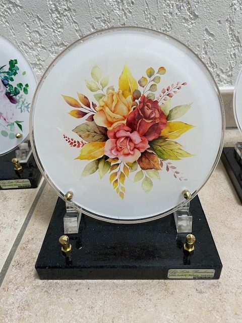 Plaque en forme d'assiette avec fleurs dessinées