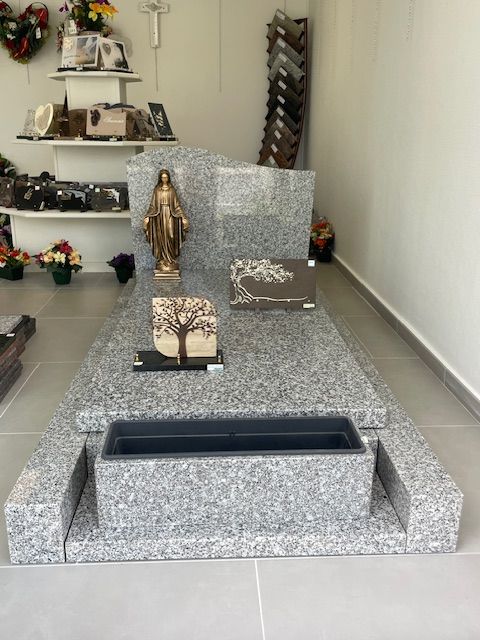 Pierre tombale en granit avec plaques funéraires
