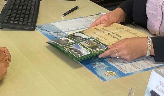 Dame âgée en train de signer un papier