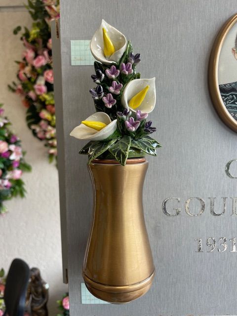 Vase et bouquet de fleurs blanches et jaunes