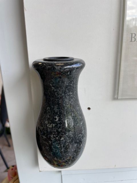 Vase en marbre noir