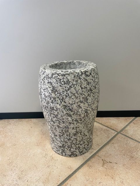 Vase en granit blanc et gris