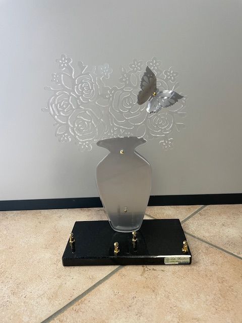 Plaque en forme de vase fleurie et papillon