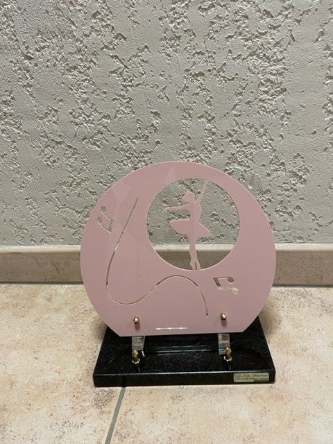 Plaque en forme de danseuse étoile