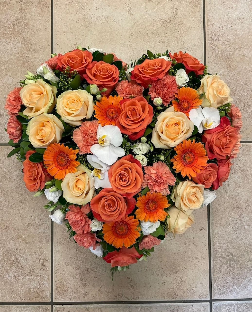 Bouquet de fleurs oranges en forme de cœur