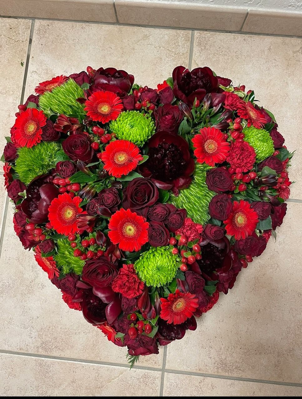 Bouquet de fleurs rouge en forme de cœur