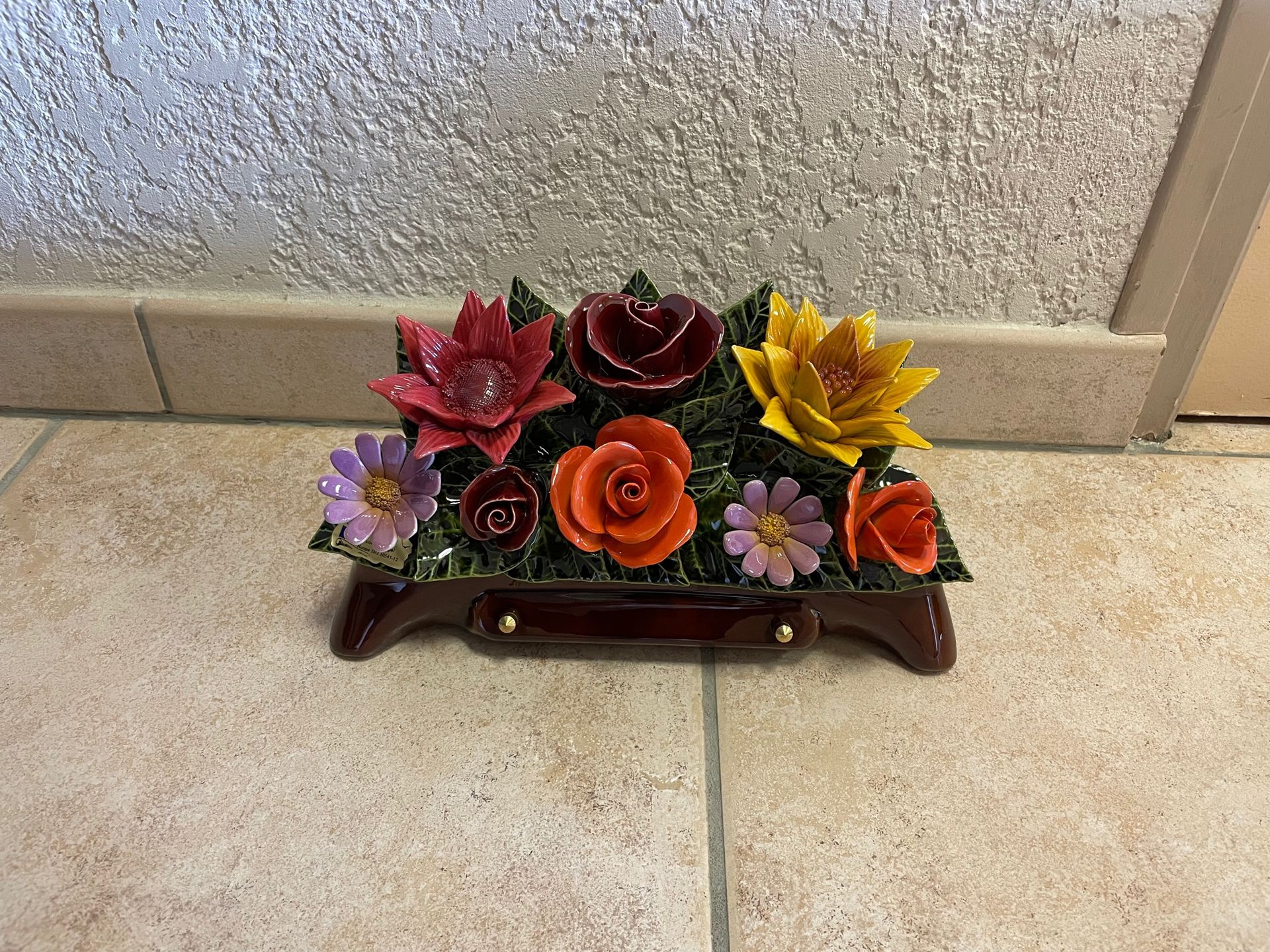 Jardinière florale rouge, jaune et orange en céramique