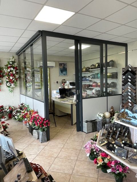 Meubles présentoirs de plaques funéraires et bouques de fleurs