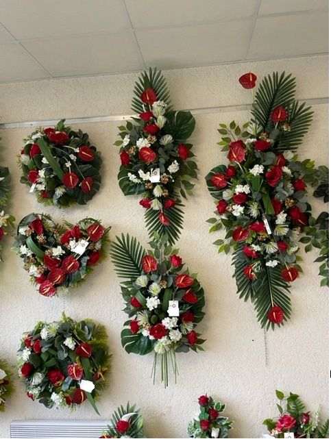 Coussins de fleurs blanches et rouges accrochés au mur