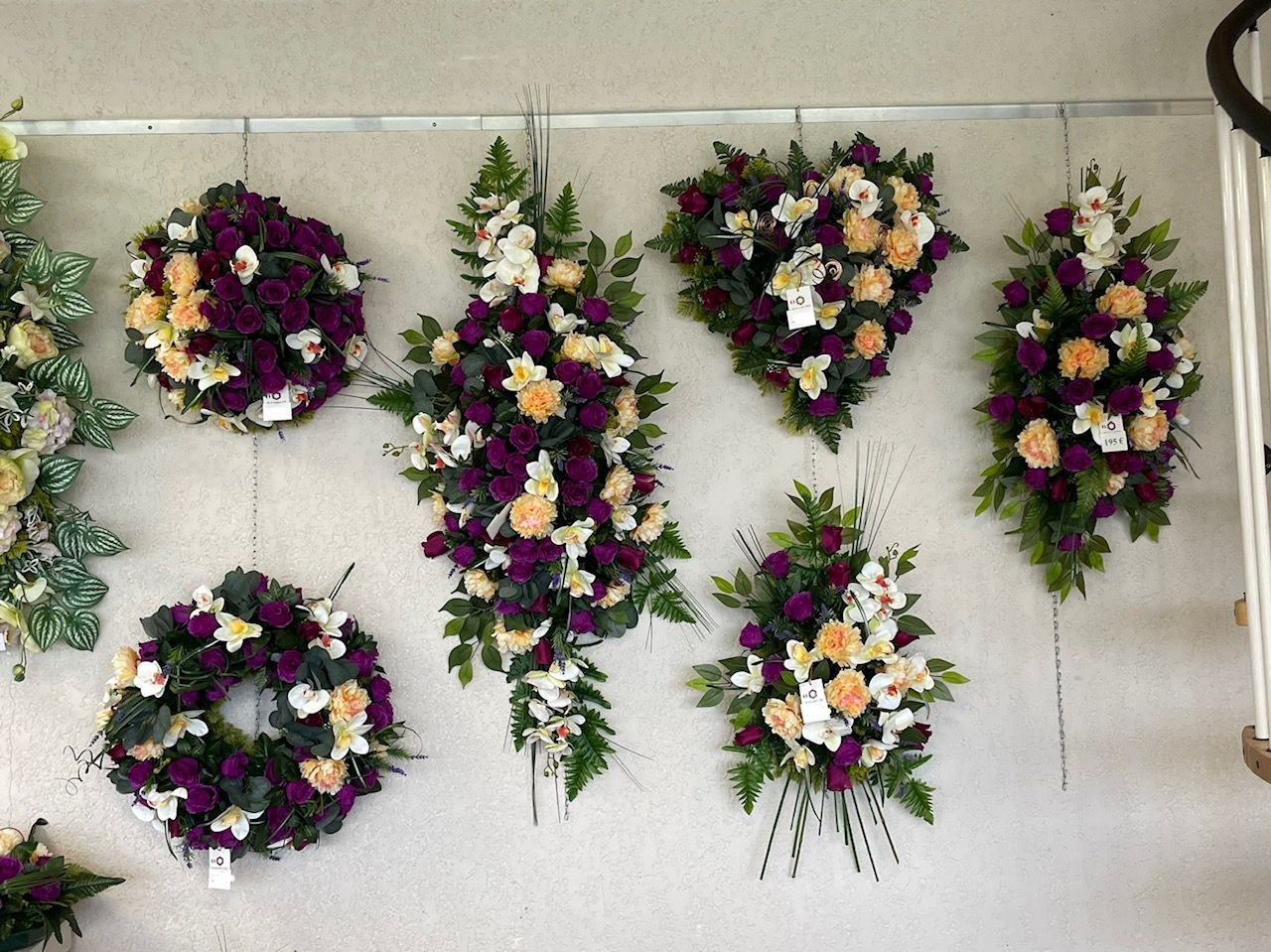 Coussins de fleurs bordeaux et jaunes accrochés au mur